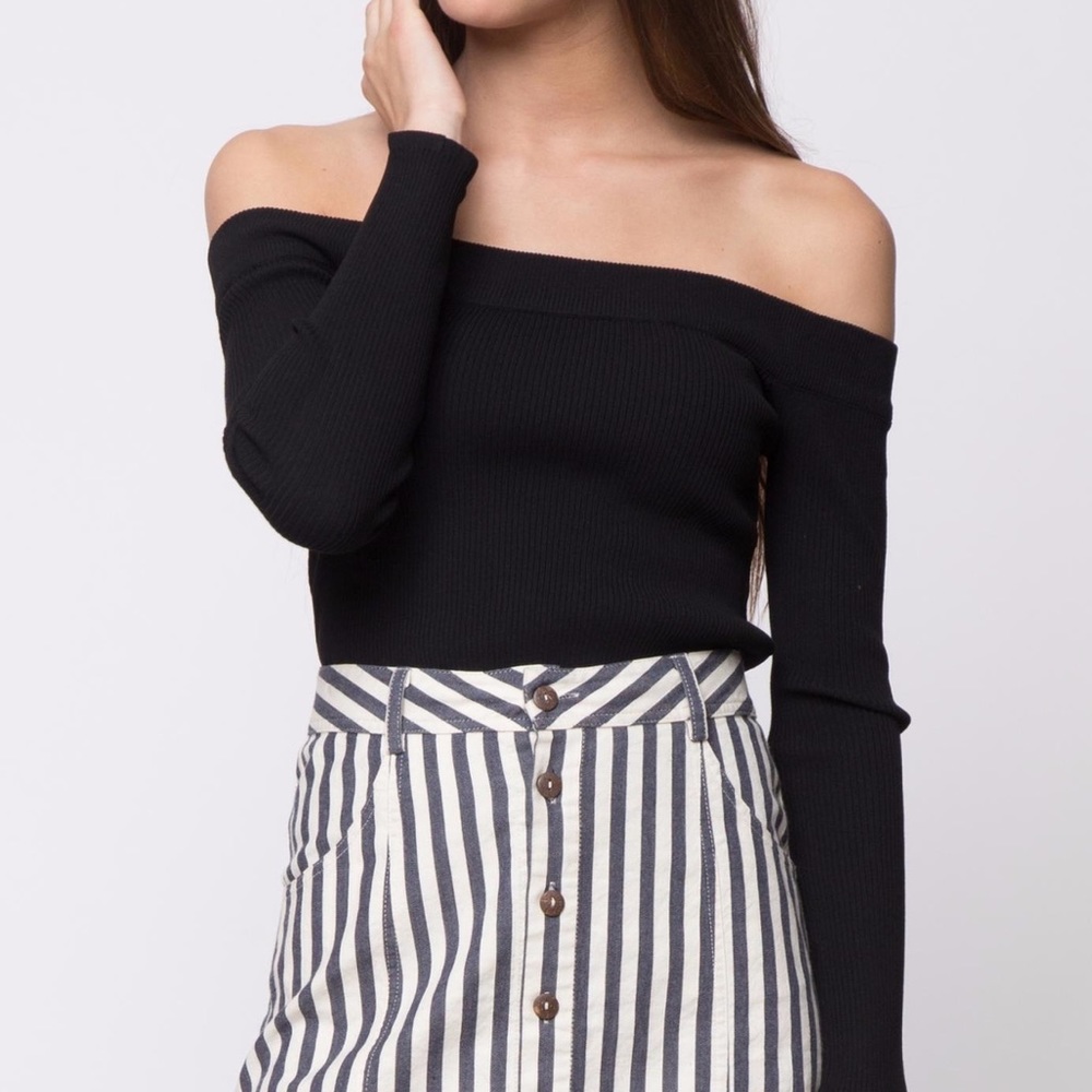 Mo Vint Off the Shoulder Crop Top
